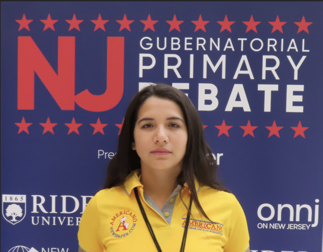 Balesca Ricardo cubriendo el debate de los candidatos Republicanos para el periódico AMERICANO en Newark, New Jersey.